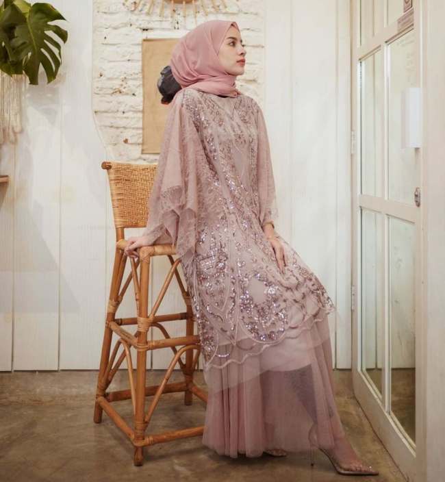 Dress Satin Brokat Model Kelelawar