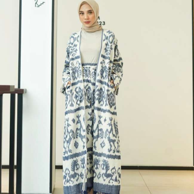Gamis Panjang Bergaya Etnik