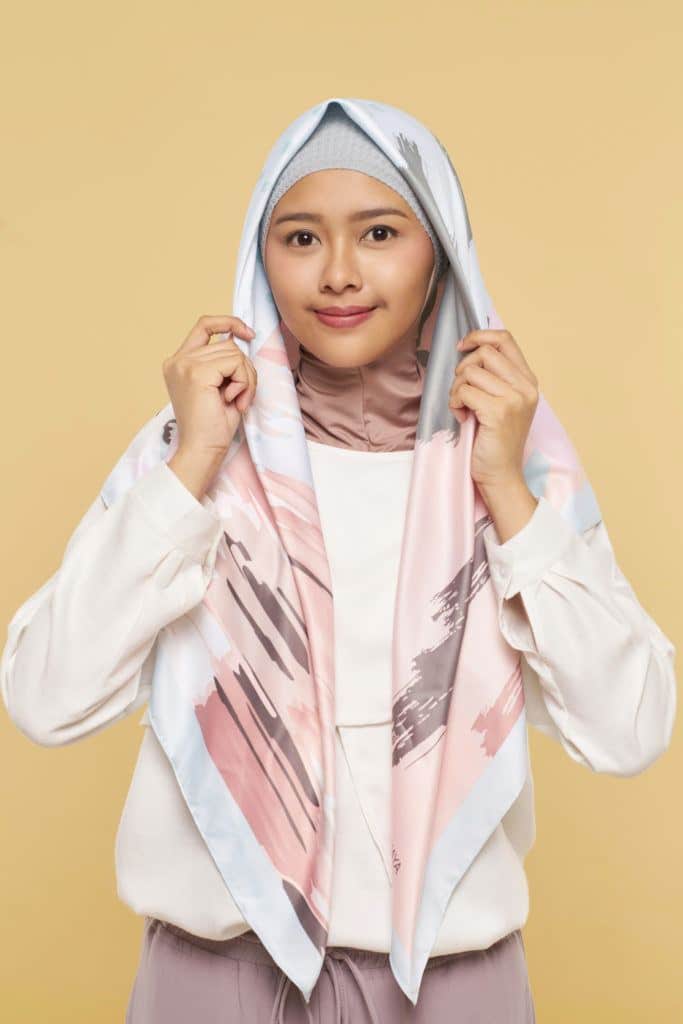 Gunakan jilbab segi empat