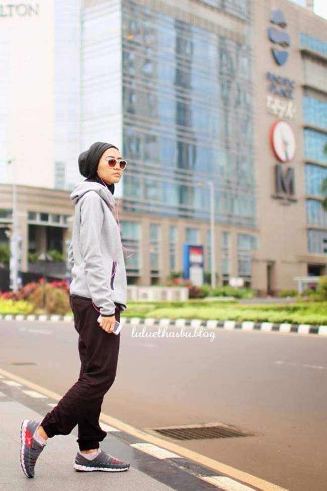 Hoodie Abu-abu dan Training Hitam