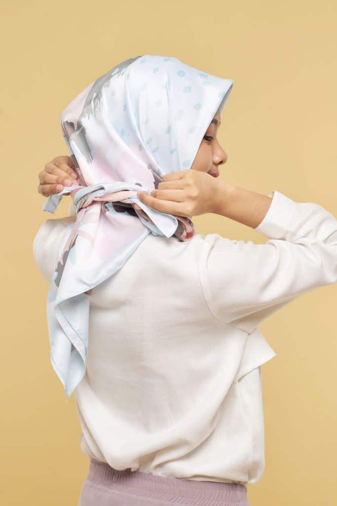 Ikat kedua ujung jilbab