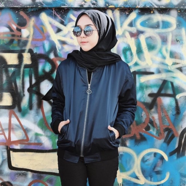 Jaket Bomber dan Celana Panjang