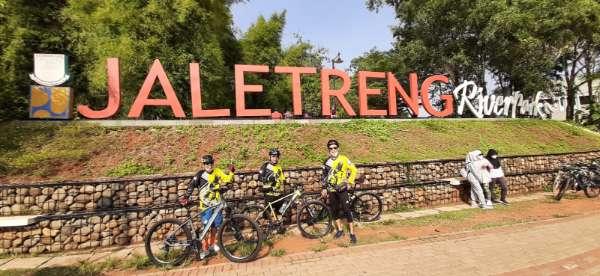 Jam Buka dan Harga Tiket Masuk Jaletreng Riverpark Sama seperti kebanyakan objek wisata kota lainnya, tempat ini