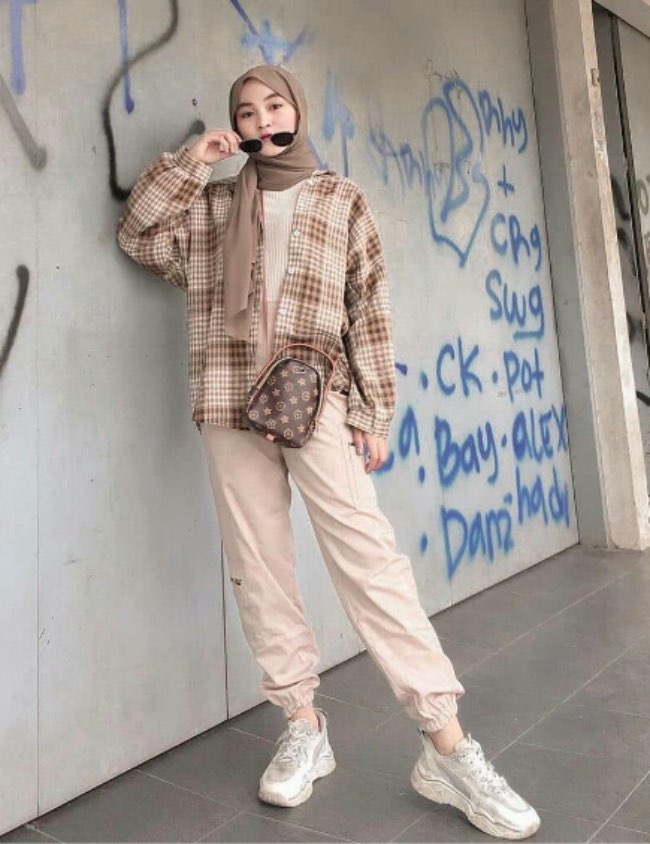 Jogger dengan Kemeja Kotak-Kotak yang Terlihat Sporty