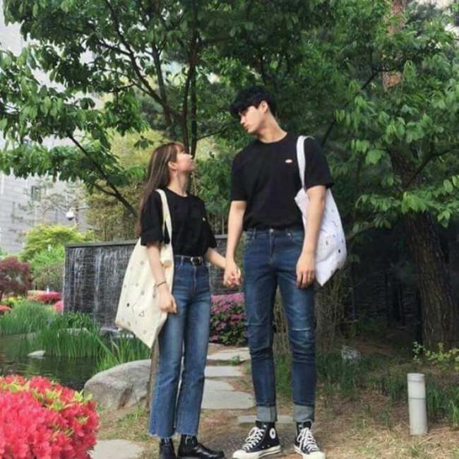 Kaos Hitam dan Jeans