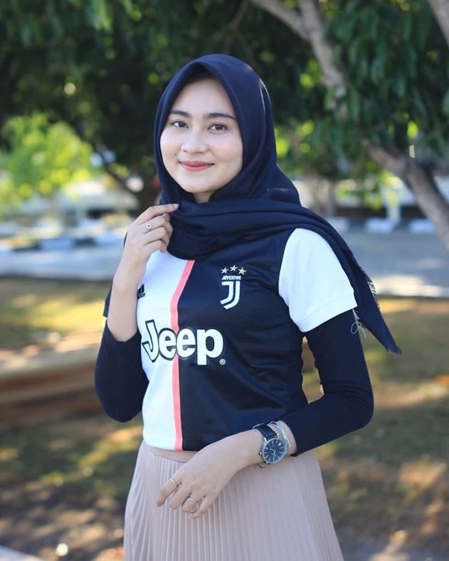 Kaos Jersey dan Rok Plisket