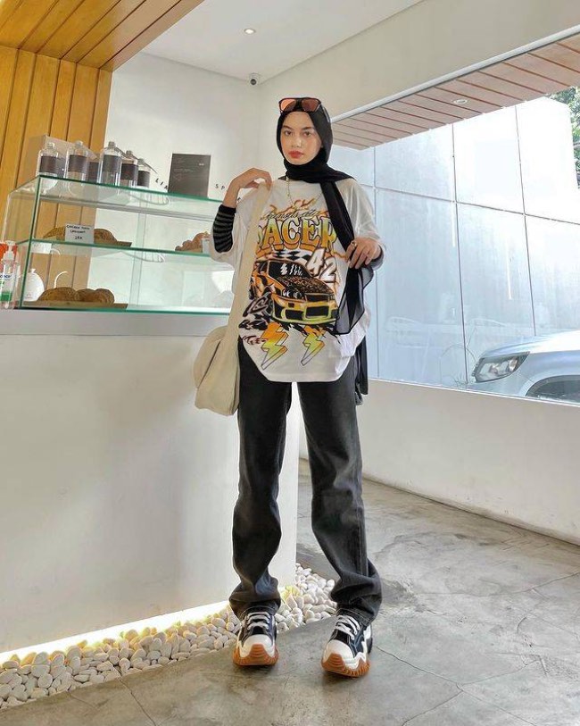 Kaos Oversize dan Celana Jeans