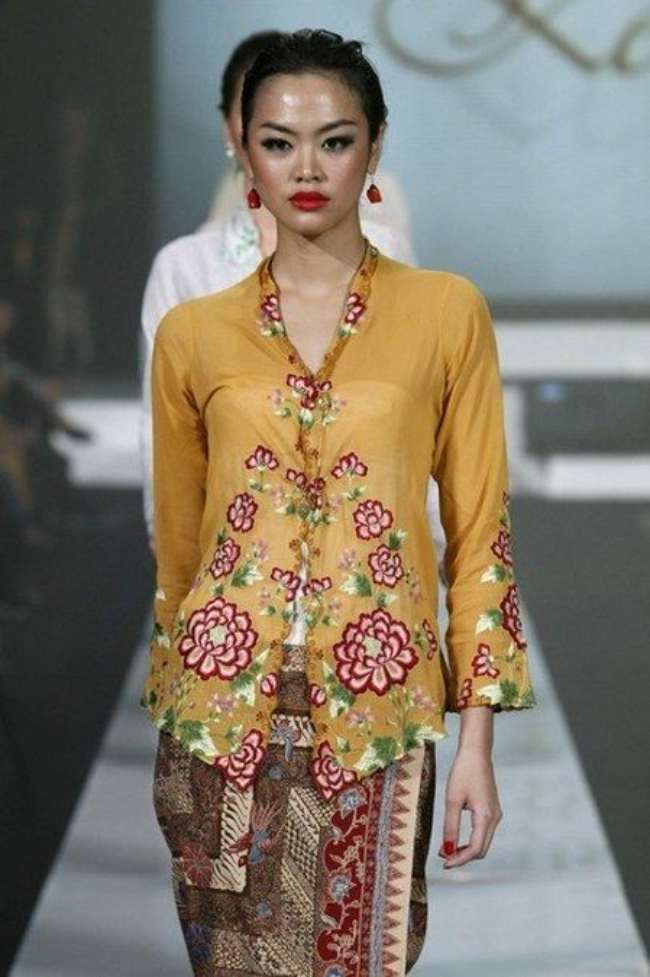 Kebaya Encim Motif Bunga-bunga