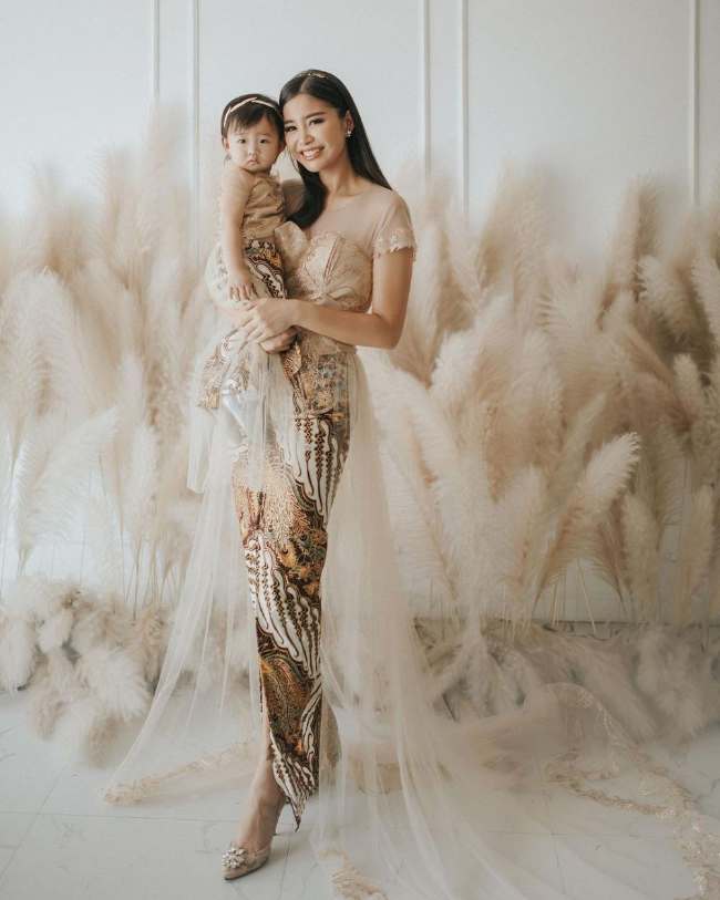 Kebaya Modern dengan Kamisol