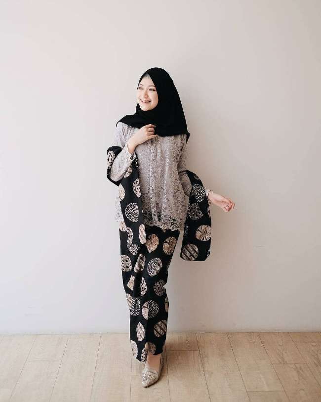 Kebaya Modern dengan Selendang