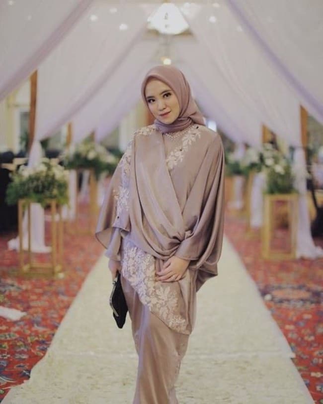 Kebaya Satin Berpadu dengan Payet