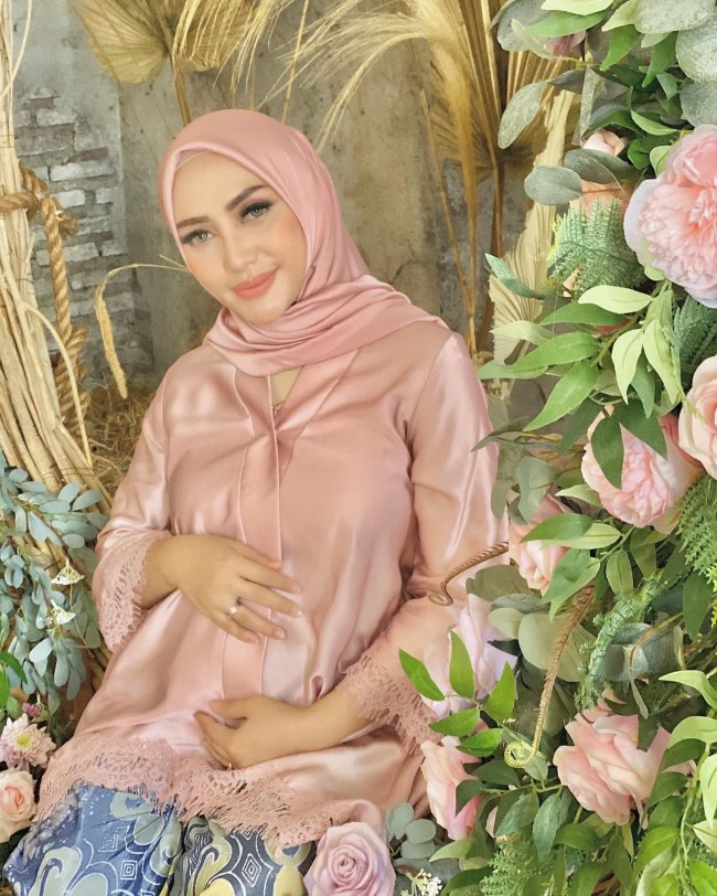 Kebaya Satin Modern dengan Warna Pastel