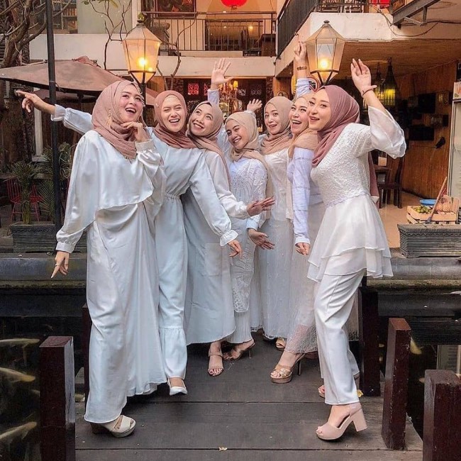 Kebaya Satin Putih Polos