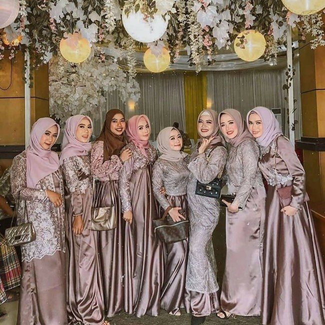 Kebaya Satin dengan Outer Brokat