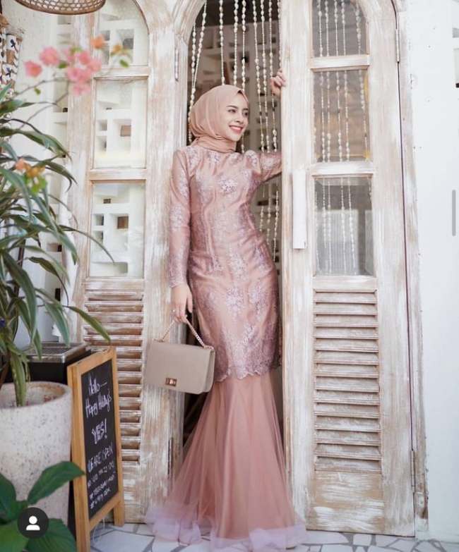 Kebaya Warna Coksu Model Mermaid