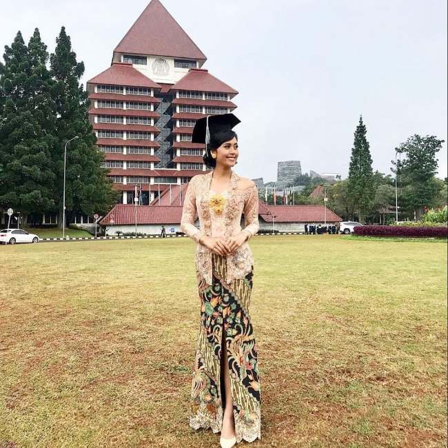 Kebaya dan Rok Batik untuk Wisuda