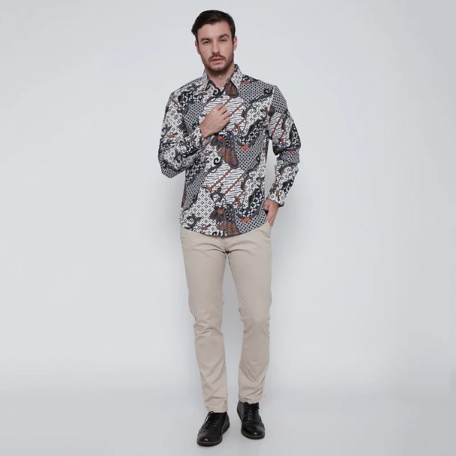Kemeja Batik dengan Celana Chinos