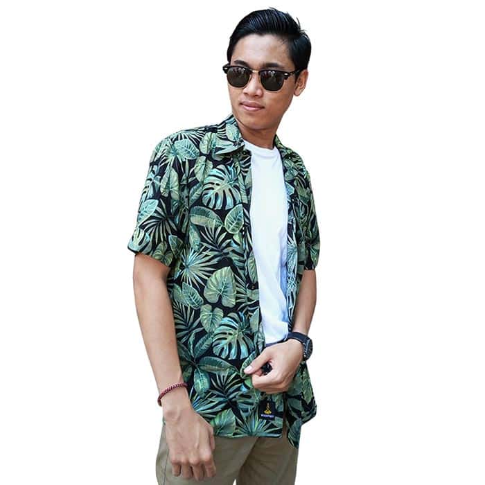 Kemeja Hawai dengan Celana Hijau Army