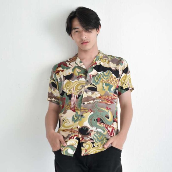 Kemeja Hawai dengan Celana Hitam