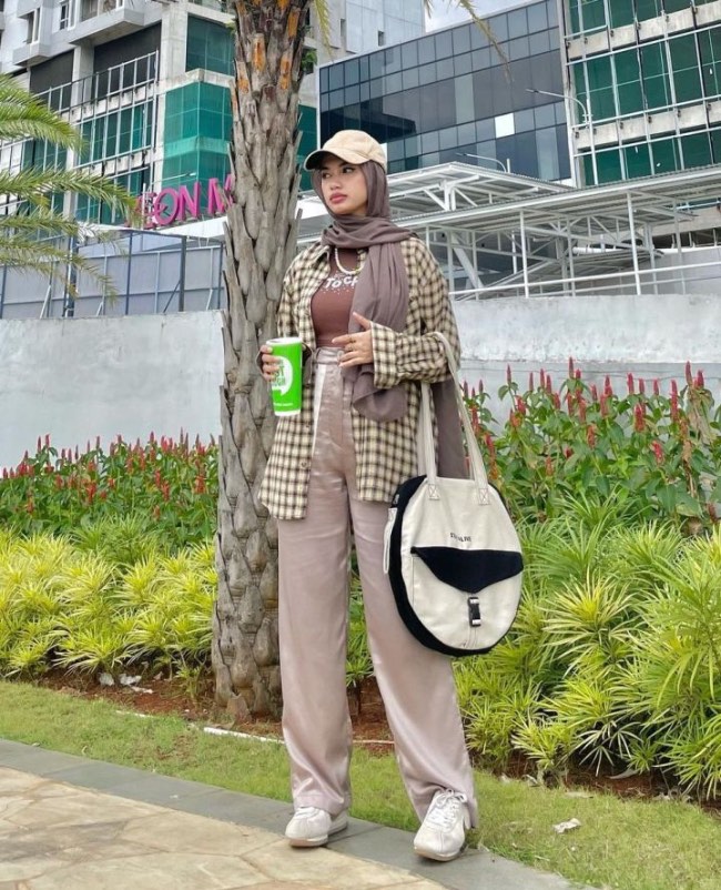 Kemeja Kotak-kotak dan Celana Longgar