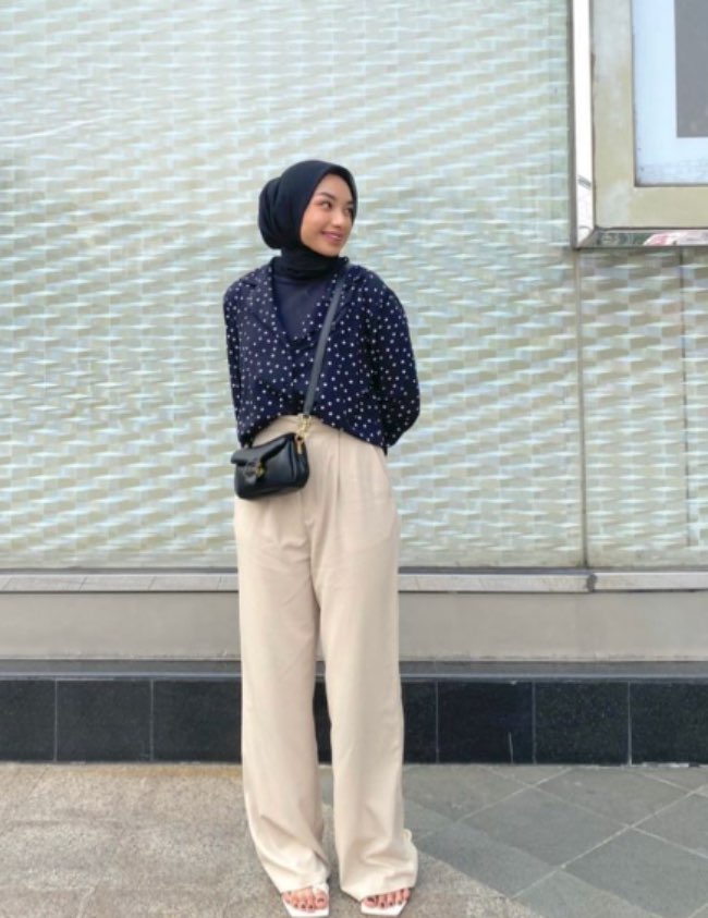 Kemeja Polkadot untuk Menciptakan Kesan Lucu