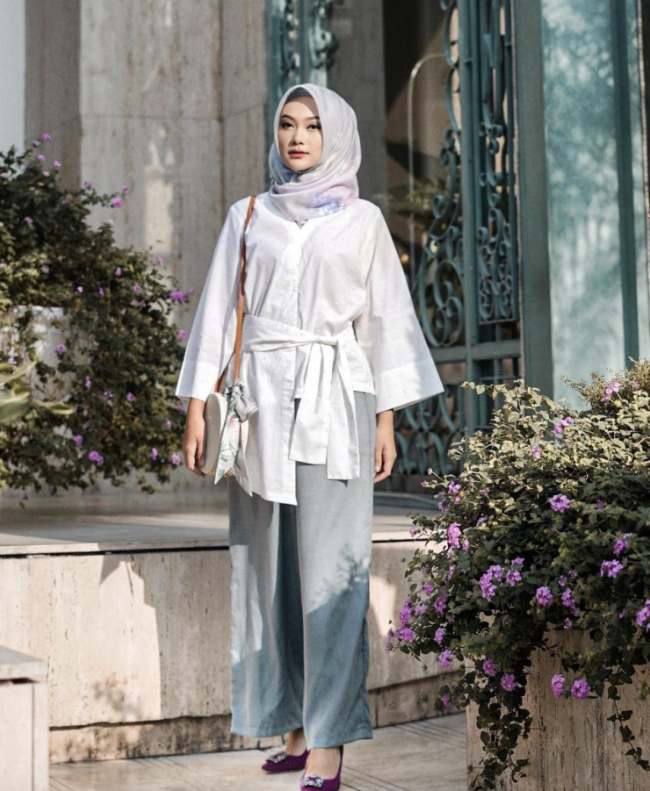 Kemeja Putih dengan Aksen Tali Samping