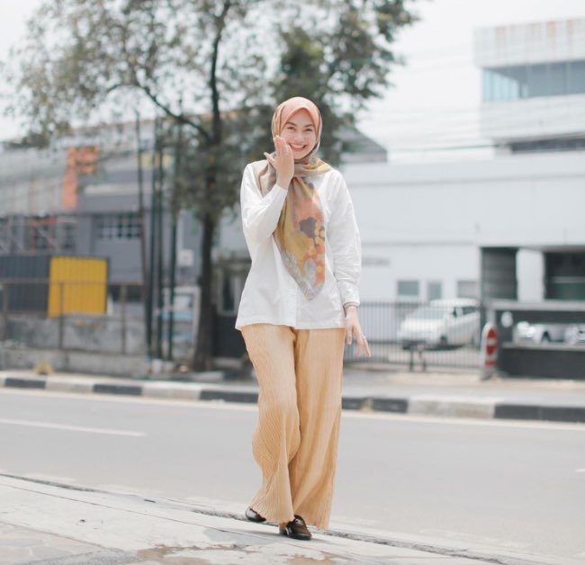 Kemeja Putih untuk Style Back to Basic