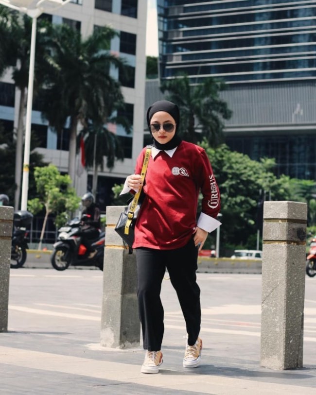 Kombinasi Kaos Oversize dan Kemeja