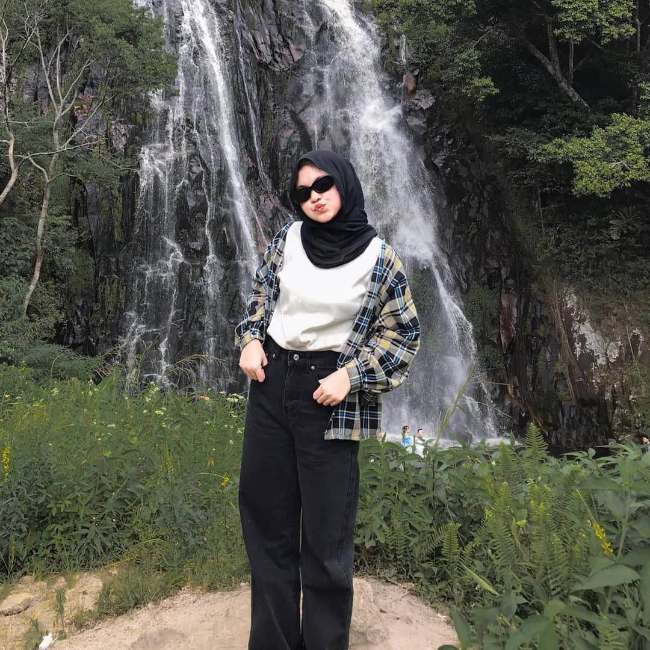 Kombinasi Kemeja Flanel dan Kaos