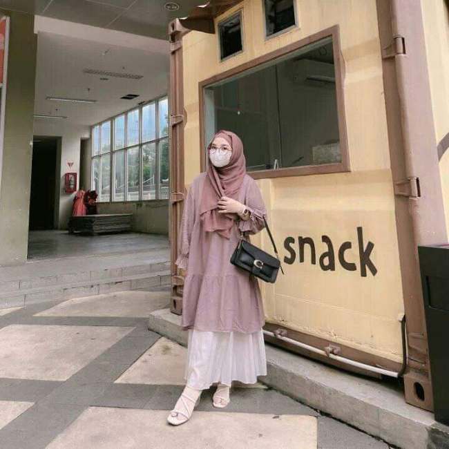 Kombinasi Midi Dress dan Rok Panjang