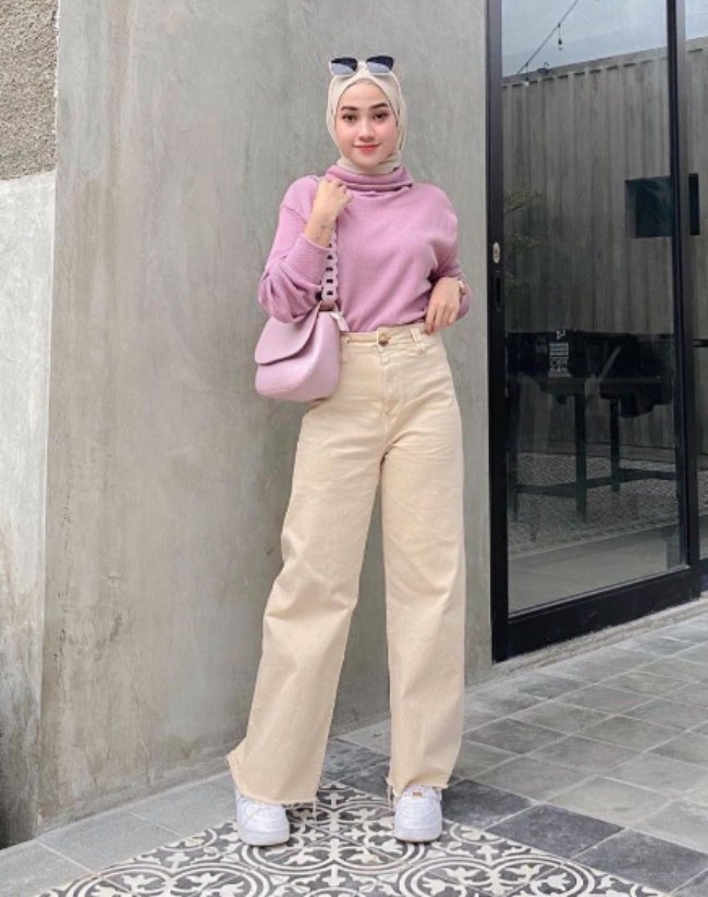 Look Modern dengan Atasan Berupa Turtleneck