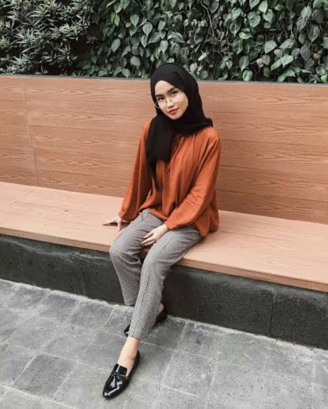 Loose Blouse dengan Celana Motif