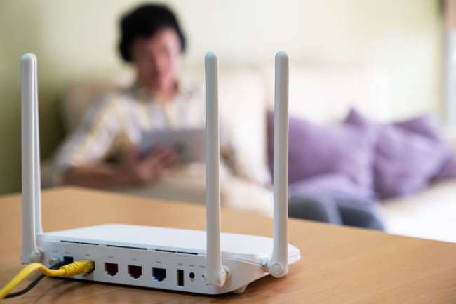 Mencolok Lubang Reset