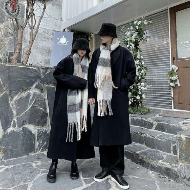 Outfit Hitam dengan Scarf yang Sama