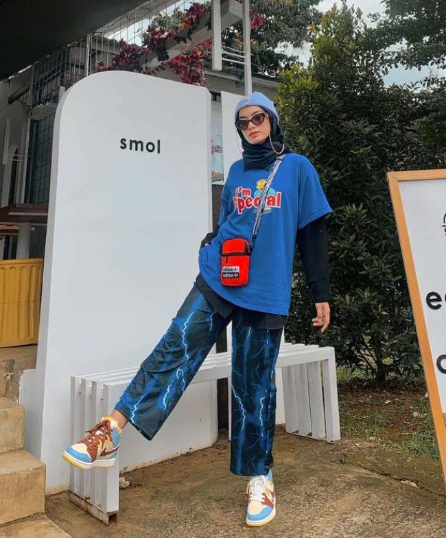 Oversized T-shirt dan Celana Panjang