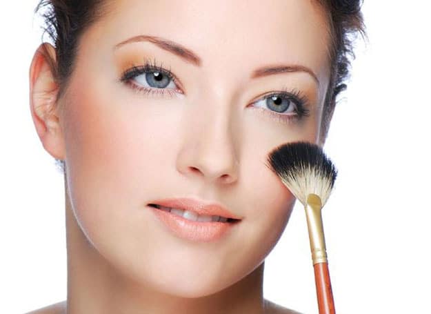 Pakai Bronzer dan Blush On