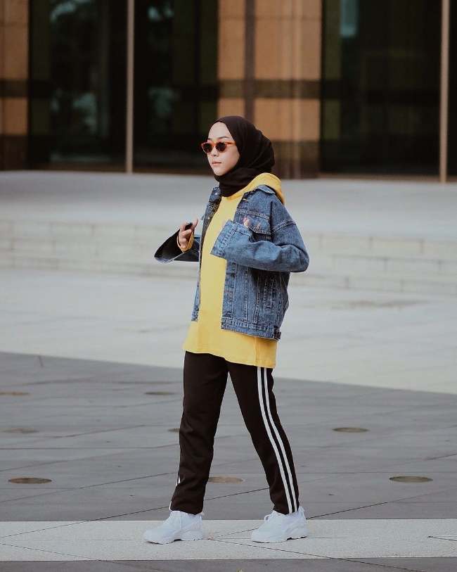 Perpaduan Hoodie dengan Jaket Denim
