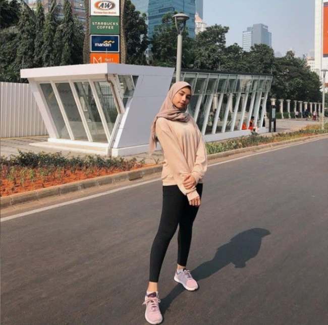 Perpaduan Warna Khaki dan Legging Hitam
