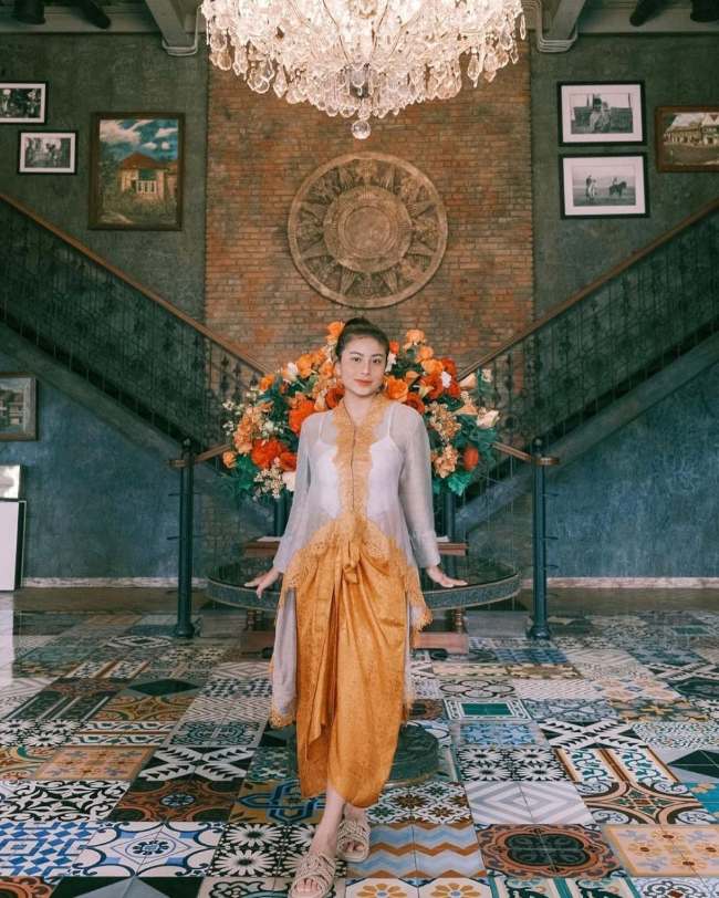 Rok Lilit Set Kebaya Putih