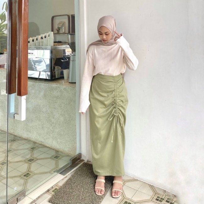 Rok Serut dengan Kaos Stripe