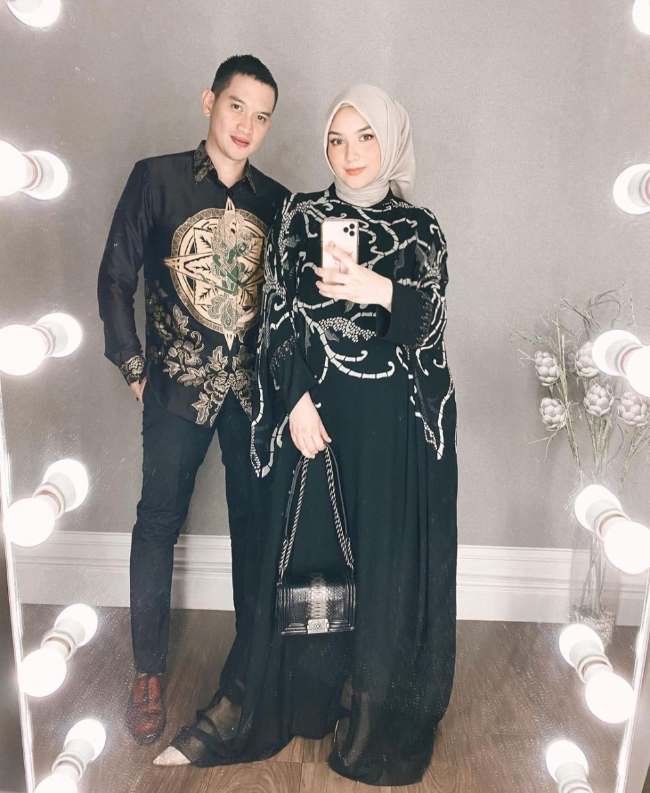 Set OOTD Couple dengan Warna Hitam