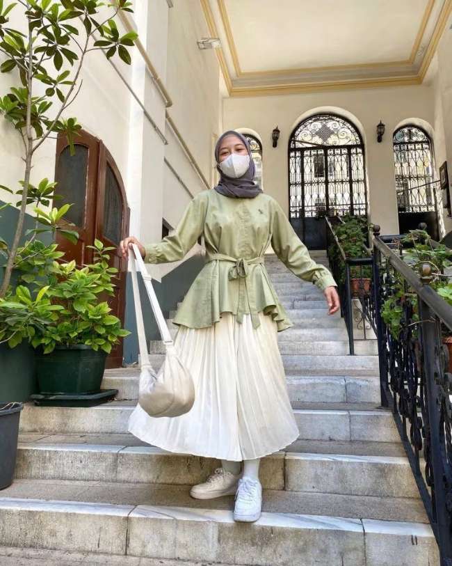 Style Hijab Casual Simple dengan Blouse dan Rok Plisket