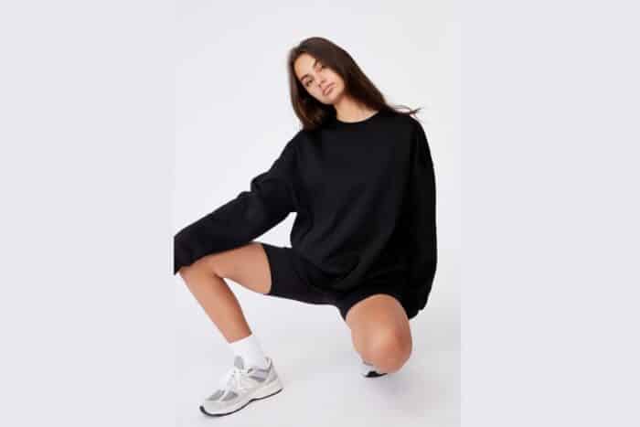 Sweater dan Celana Serba Hitam
