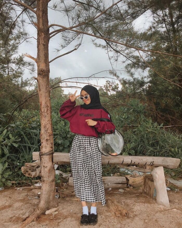 Sweater dengan Rok Kotak-kotak