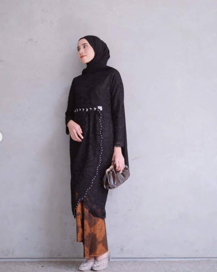 Tunik Hitam Brokat dan Jarik