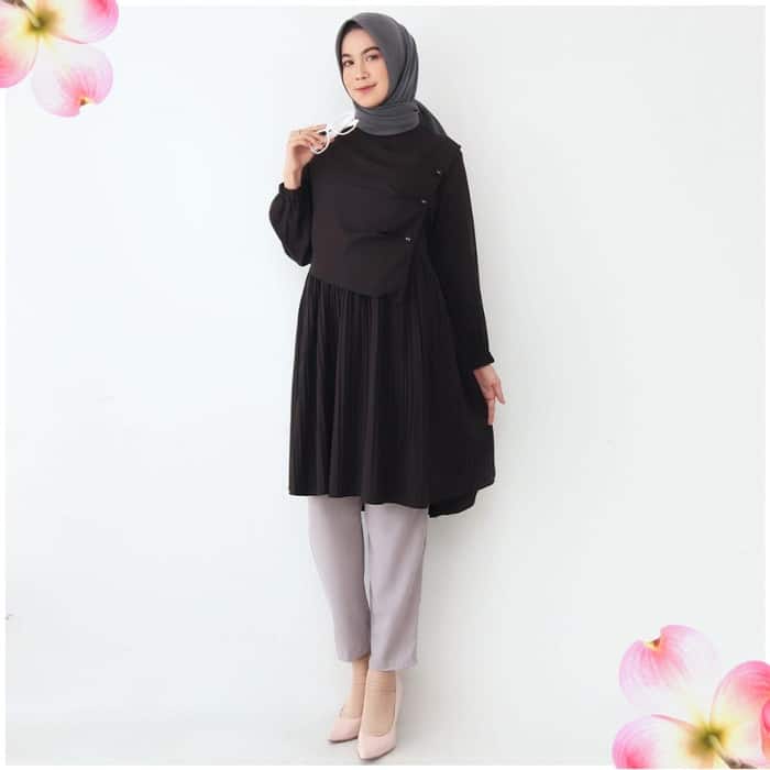 Tunik Hitam dan Celana Abu-abu
