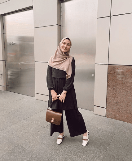 Tunik Hitam dan Celana Bahan Hitam