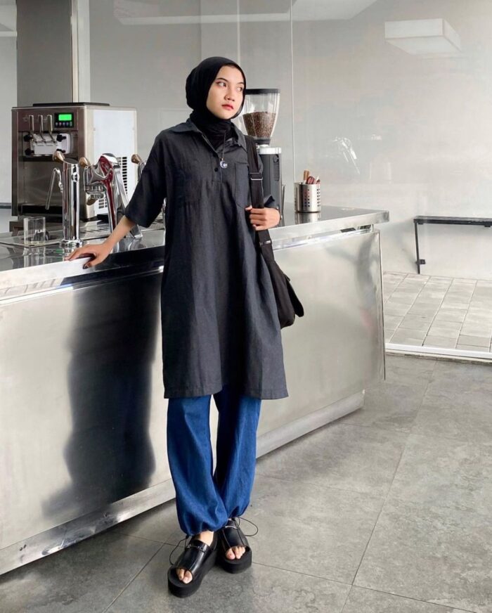 Tunik Hitam dan Celana Jeans
