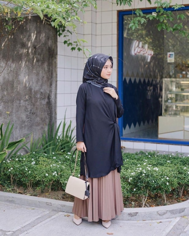 Tunik Hitam dan Rok Coklat