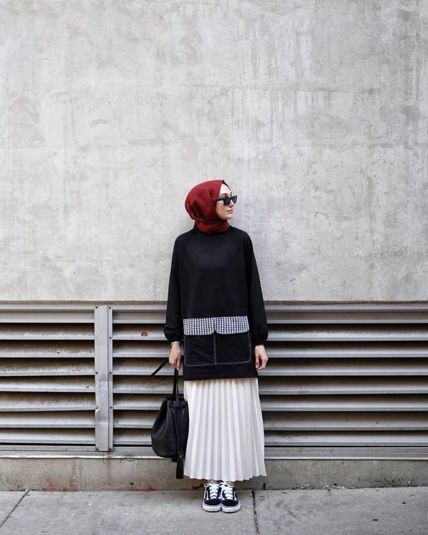 Tunik Hitam dan Rok Plisket